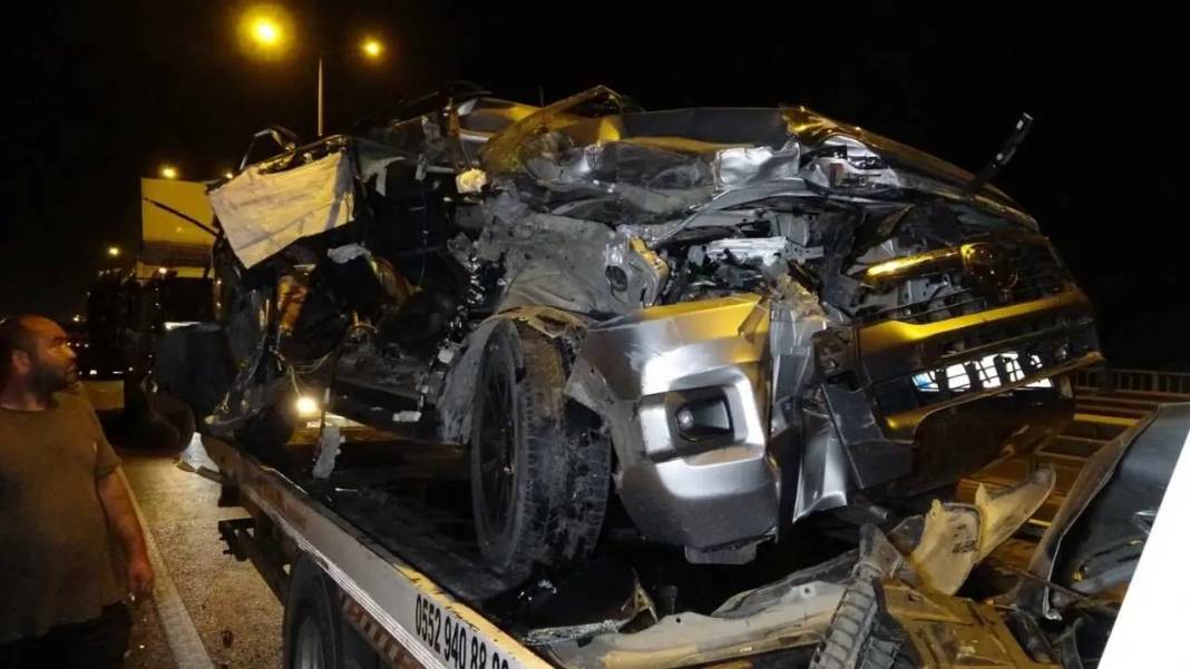 Manavgat’ta Pikabın Kamyona Girdiği Kaza Trafiği Felç Etti! 1